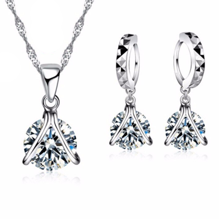 Сребърно бижу  колие в подаръчна кутия