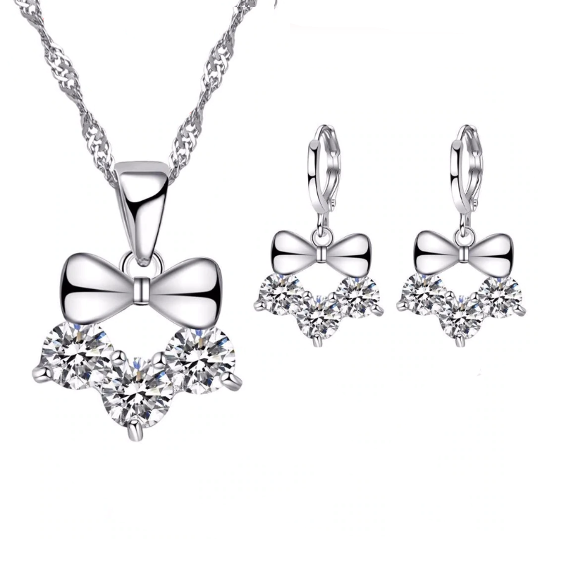 Сребърно бижу  колие в подаръчна кутия